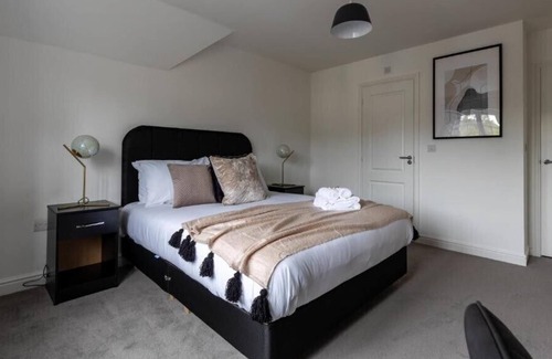 Coed-Y-Paen House | Meadow House by Tŷ SA