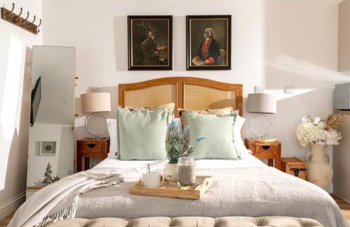 Blandford Saint Mary House | Meadow - Woodland Cottage with Private Hot Tub