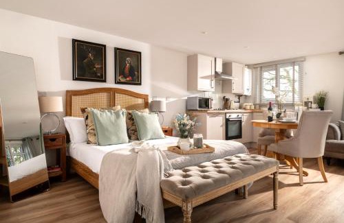 Blandford Saint Mary House | Meadow - Woodland Cottage with Private Hot Tub