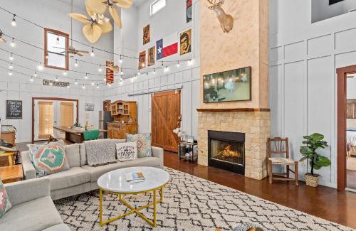 Fredericksburg House | Meadows Farmhouse - Hot Tub & 5 mins to Main