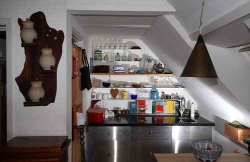 Humlebaek Apartment | Med Louisiana Kunst Museum i Baghaven