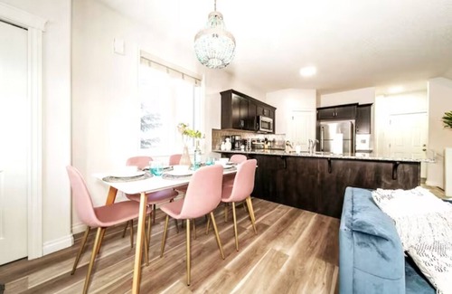 Northwest Edmonton House | ☆Mediterranean Retreat☆King Bed★Fireplace★Garage