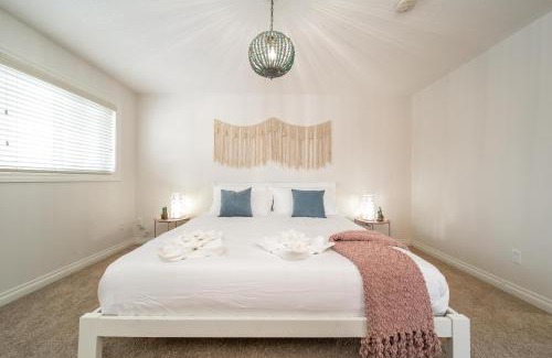 Northwest Edmonton House | Mediterranean Retreat - King Bed - Fireplace - Garage
