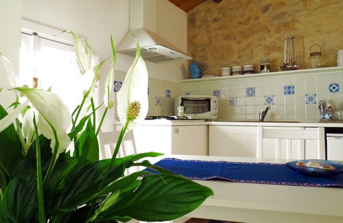 Ragusa House | Mediterranean-style house, exposed stones, handmade furnishings