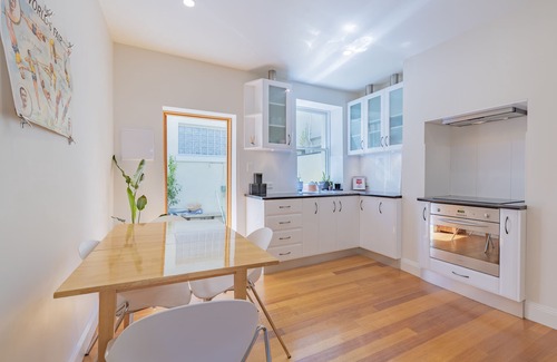 Hobart Central Business District House | MELVINGTON BOUTIQUE APARTMENT. STROLL TO TOWN (Discount Car Hire)