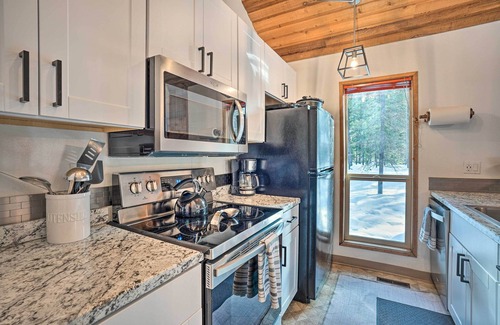 Black Butte Ranch House | Memorable Woodland Getaway w/Hot Tub & Grill!