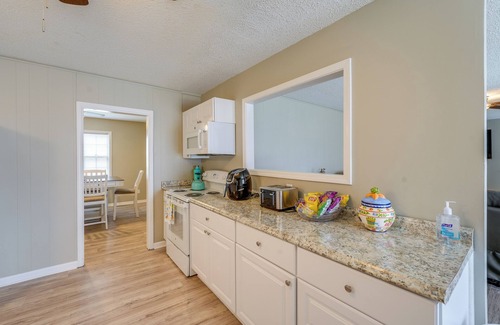 Whitehaven Cottage | Memphis Vacation Rental - Walk to Graceland!