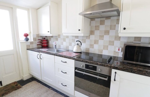 Brynsiencyn Cottage | MENAI COTTAGE, pet friendly, character holiday cottage in Brynsiencyn