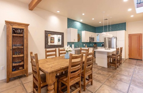 Menlo Park House | Mercado San Agustin | 2 BR 2.5 BA | Garage | Patio