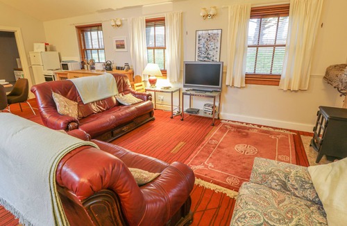 Prestonpans Cottage | MERCAT COTTAGE, pet friendly in Cockenzie And Port Seton
