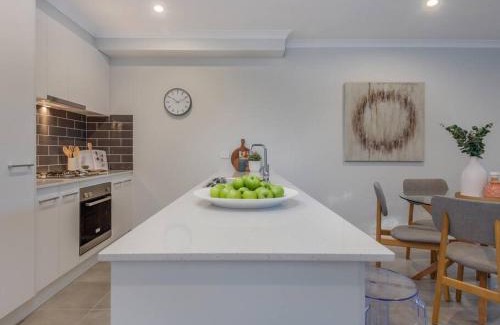 Wangaratta House | Merchant's Court, Quiet and Central 3 bedroom townhouse