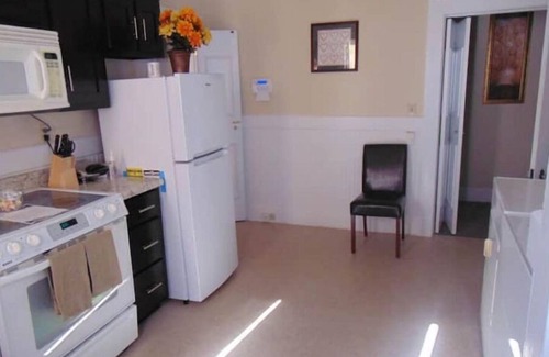 Anniston Apartment | MercyBungalow #2 with king sized bed and shower room