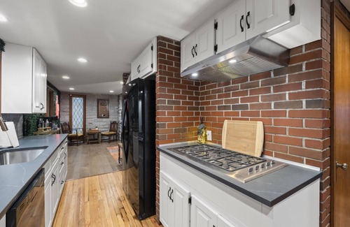 University Heights House | Merlot Manor ~ Patio ~ Space ~ Games ~ LOCATION!