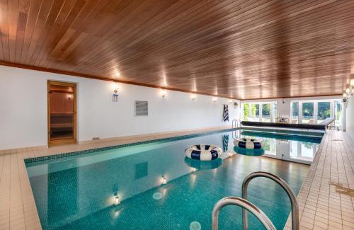 Herongate House | Merry Lakes - Luxury Lakeside Escape with Pool - Just 30 Minutes from London