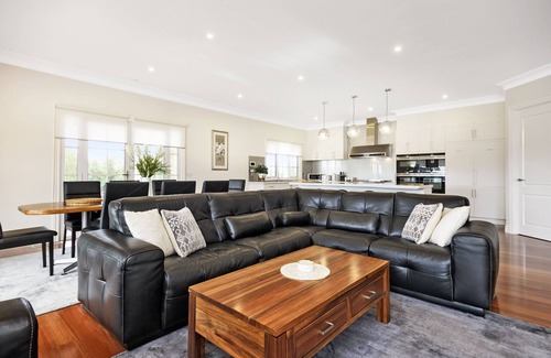 Lyonville House | Mesmerising Holiday House with lake views!