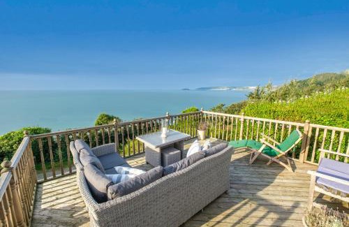 Seaton House | Mesmerising sea views - Penrose - above the beach Cornwall.