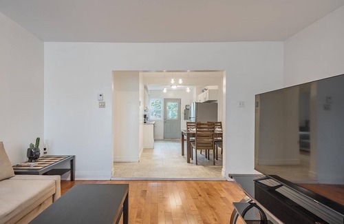 Ahuntsic Apartment | Metro Sauvé - Cosy apartment - 2 Bedrooms Queen beds