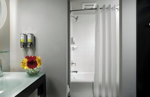 Belltown Hotel | Metro Two Queen at Staypineapple, Hotel FIVE, Downtown! Pets Allowed Here