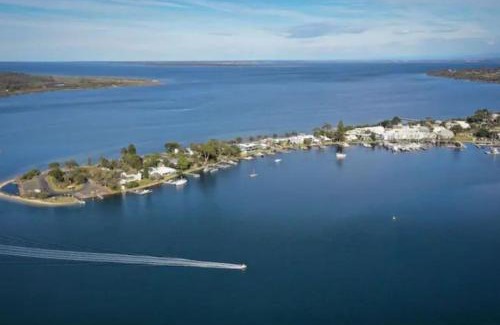 Metung Apartment | Metung Akora 2Bdrm Apartment 1 - Pets & Boats welcome! Close to Town, Free Wifi & Netflix