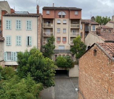 Carmes Apartment | Meublé tourisme Carmes 2 étoiles, entrée autonome,wifi, climatisé, petit parking privé