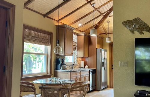 Anna Maria Villa | MI Oasis Getaway! Just 200 Steps to the Beach on a very quiet street
