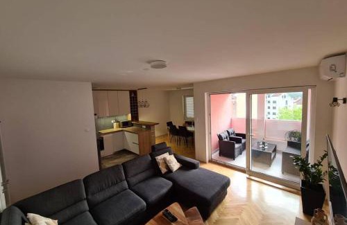 Istok Apartment | Mia