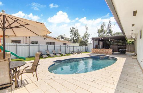 Miami Gardens House | Miami House Pool Game Room BBQ L24
