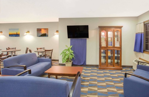 Manistee Hotel | Microtel Inn & Suites by Wyndham Manistee