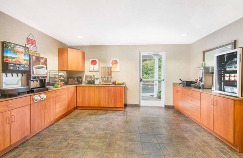 Hazelton Hotel | Microtel Inn & Suites by Wyndham Hazelton/Bruceton Mills