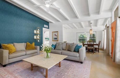 Southgate House | Mid-Century Bungalow By Arlington Park in South Gate, Central to Siesta and Lido