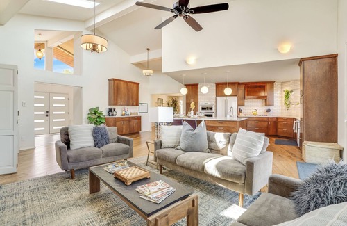 Westcliff and Cambridge House | Mid-Century Escape ~ 7BR ~ Sleeps 22 + Hot Tub & Games