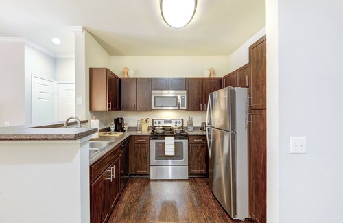 Alden Bridge Apartment | Mid-Century Gem 2-Bedroom with Workspace Gym/Basketball Court & Great Pool!