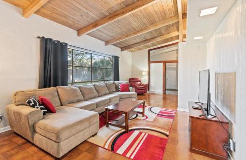 Gainesville House | Mid-century Home 2 miles to UF, Downtown, and Shands Plus Walk to Coffee Culture, Planet Fitness and Alfred A Ring Park