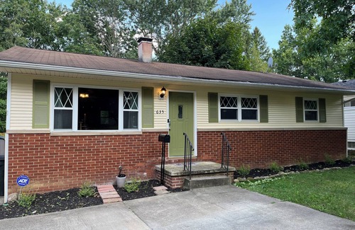 Northwest Akron House | Mid-Century Home in Akron