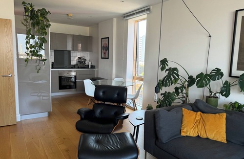 Bromley South Apartment | Mid-Century Interior Designed 2BD Flat, London