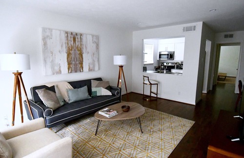 Oak Lawn Apartment | Mid Century - King Bed - Parking - HP/Design Dist/Katy Trail/Uptown
