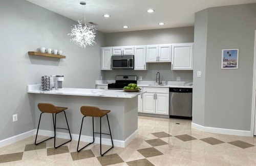 Chantilly House | Mid-Century Luxury Retreat, 2 BEDR, Kitchen, Sauna, Walk to Shops + Restaurants