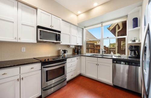 Old Town North House | Mid-century Mod Retreat near Old Town – Free Bikes