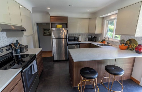 Saanich East House | Mid-Century Modern Apartment @ Horner Park