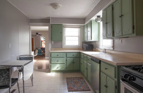 Brookfield House | Mid Century Modern Digs with AC, WiFi in Brookfield
