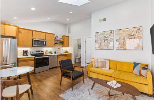 Greenwood House | Mid-Century Modern Nashville Condo Near Restaurants, Coffee and Bars