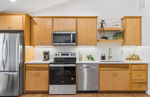 Greenwood House | Mid-Century Modern Nashville Condo Near Restaurants, Coffee and Bars