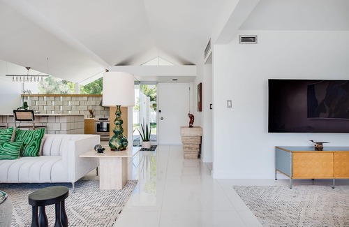 Araby Commons Condo | Mid-Century Modern Gem in Iconic Barry Berkus Community – Park Imperial South