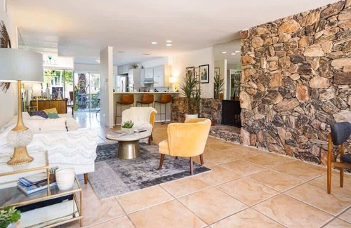 Old Las Palmas Condo | Mid-Century Modern Desert Escape