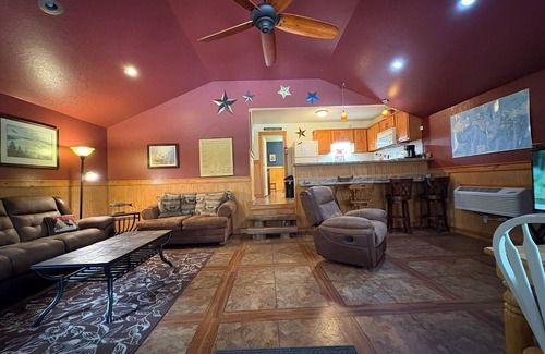 Groveoak Cabin | MID LAKE HIDEAWAY, FISHING FAMILY OUTDOOR FUN