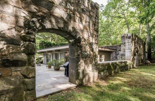 North Stamford House | Midcentury Modern ZenHouse Sculptor Studio