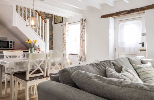 Newport Cottage | MIDDLE COTTAGE, pet friendly, with a garden in Newport, Pembrokeshire