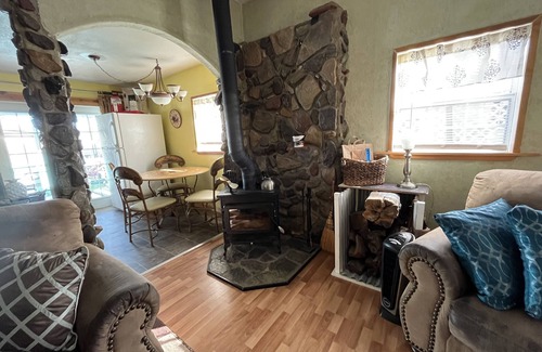 Tyrone House | Middle of town lodge style cottage