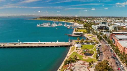 Geelong Apartment | Middle Of Town With Parking!