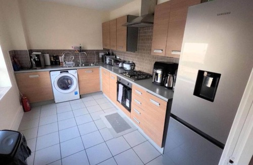 Bletchley Apartment | Mideyah Stays - Comfy 2 Bed